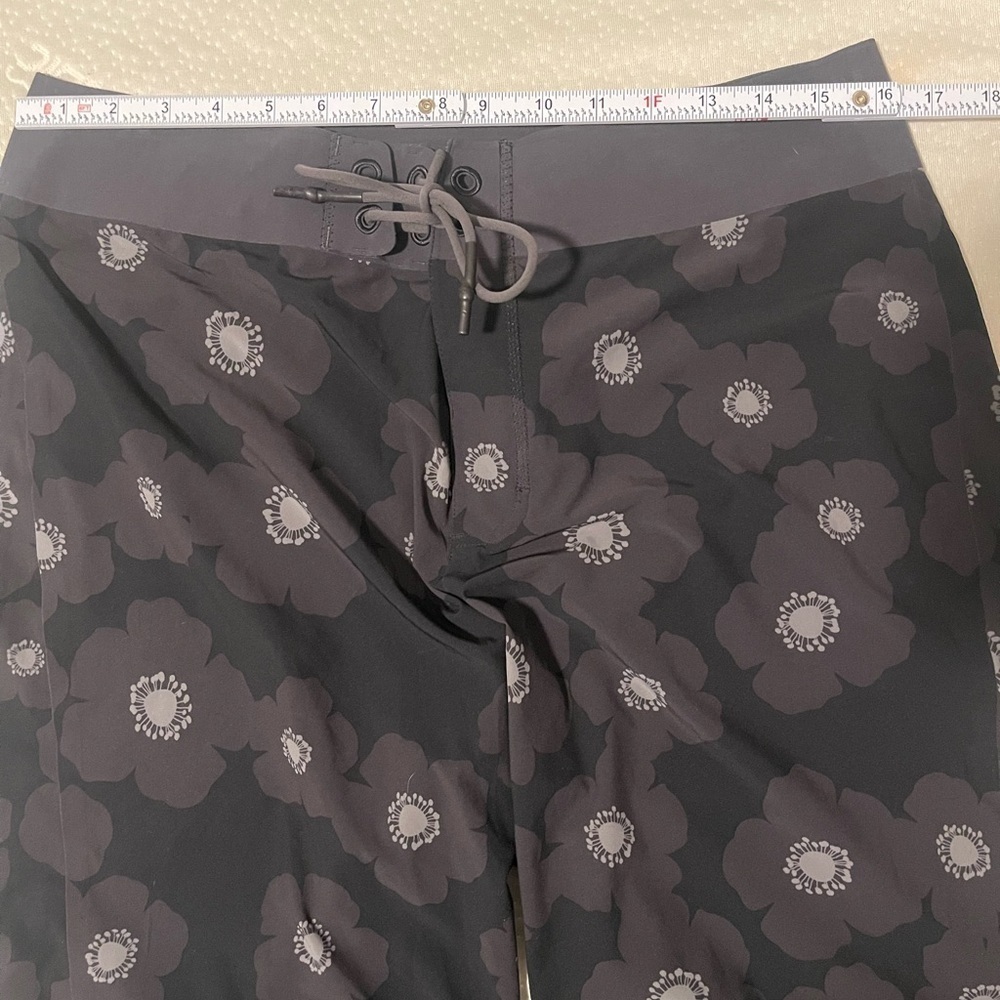 Lululemon mens gray black floral swim trunks - Picture 7 of 10